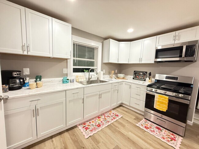 Building Photo - Renovated 4-bedroom 2 full bath, SINGLE FAMILY HOME!!!