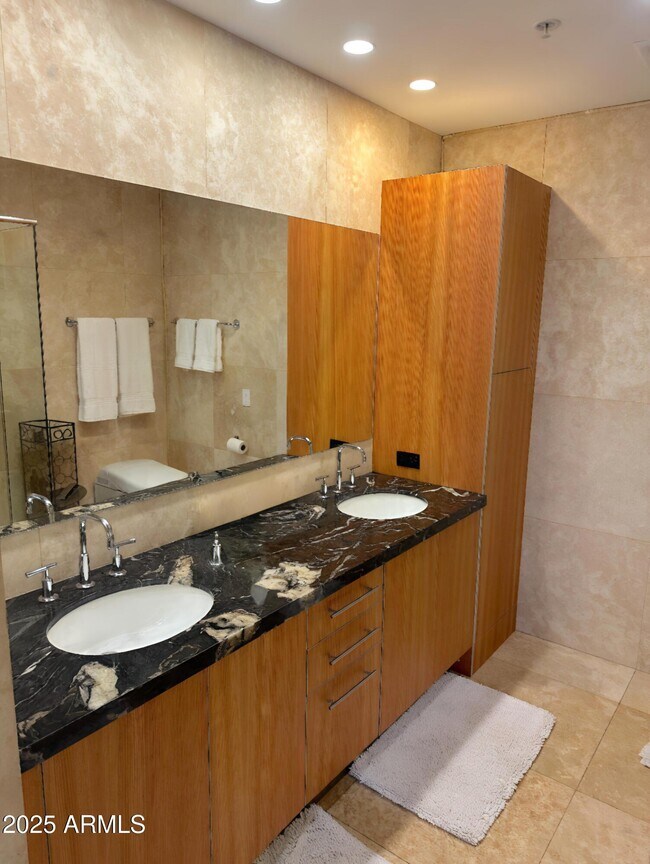 Building Photo - 7117 E Rancho Vista Dr