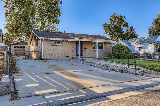 Building Photo - 4945 Wyandot St