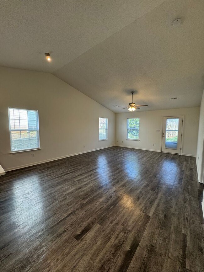 Building Photo - 132 Springwood Ln