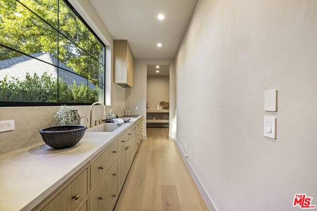 Building Photo - 14273 Greenleaf St