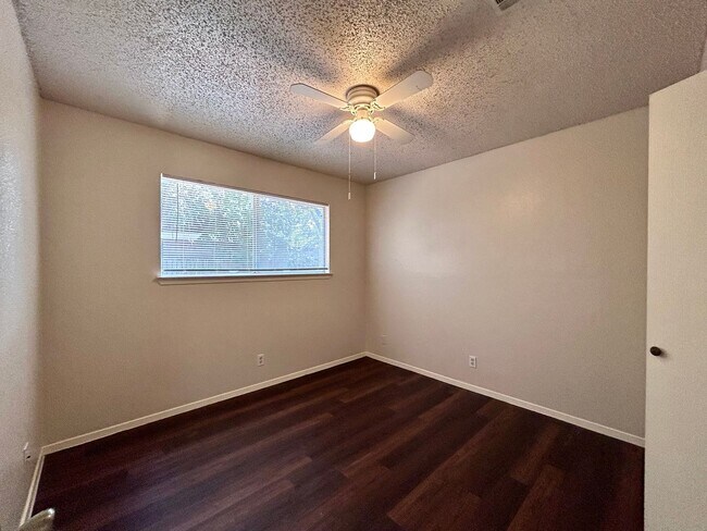 Building Photo - 8802 Pineridge Dr
