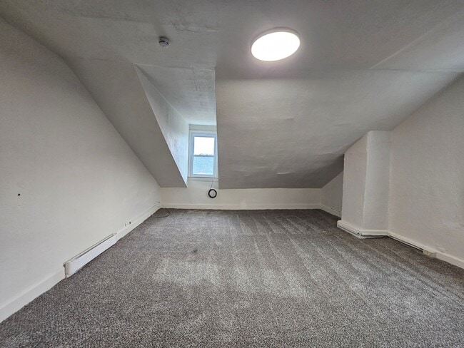 Building Photo - Fully Updated 4 bedroom 1 bathroom