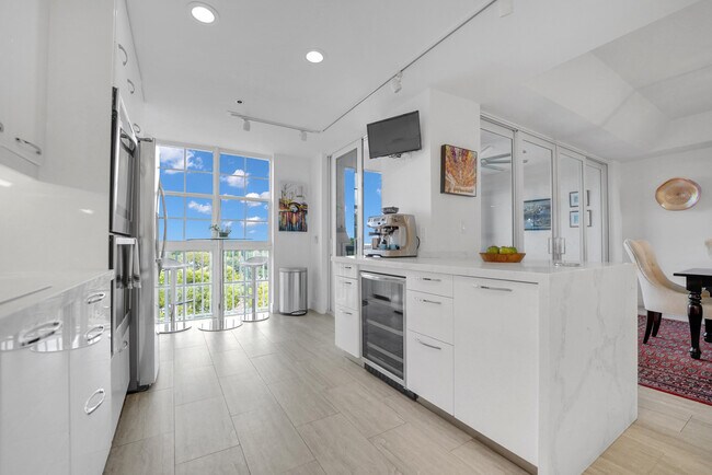 Building Photo - 4114 W Palm Aire Dr