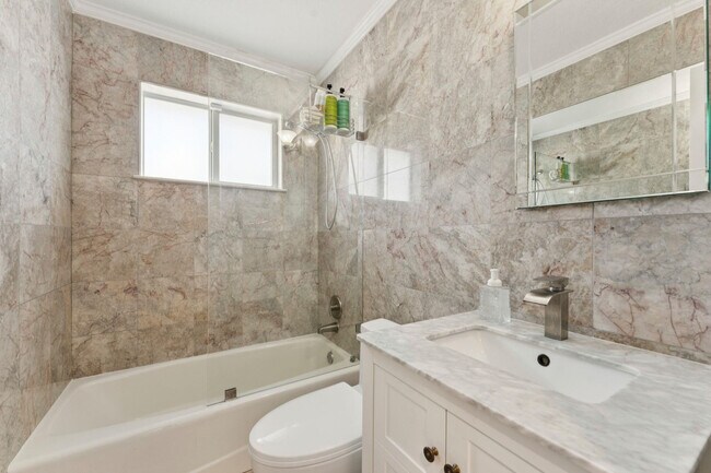 Building Photo - 911 NW 7th St