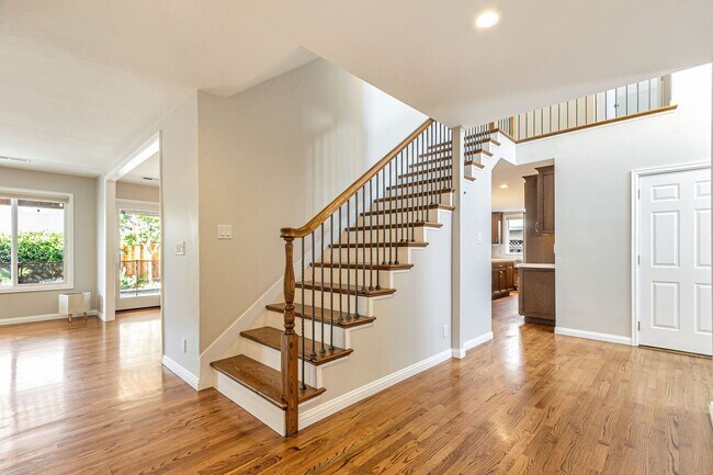 Building Photo - Remodeled 6-Bedroom House
