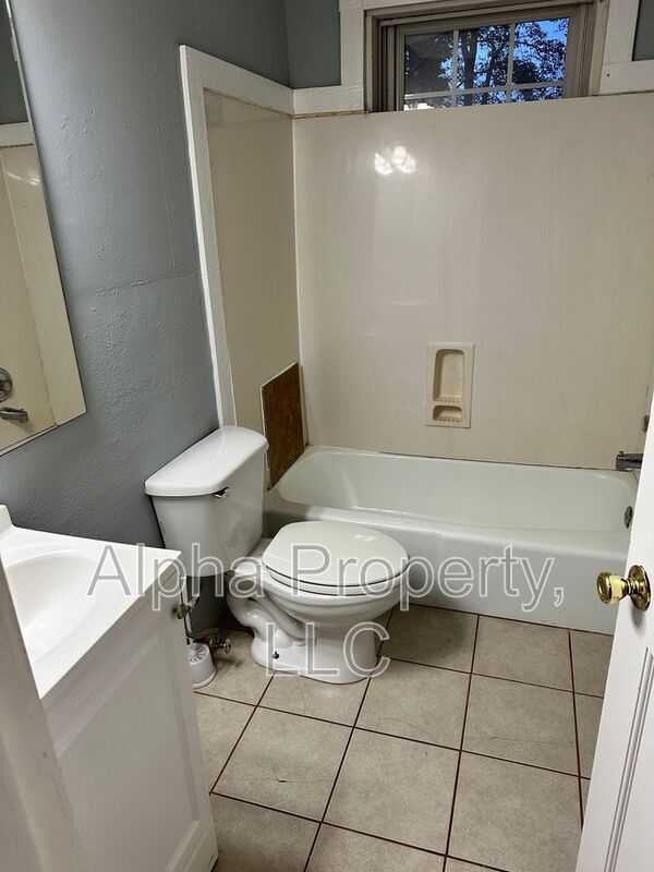 Building Photo - 605 Kenmore Dr