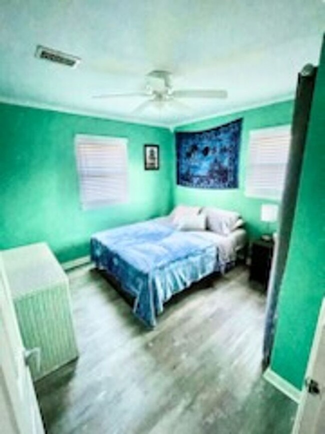 Building Photo - Welcome to this fully furnished 3 bedroom,...