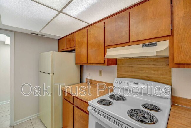 Building Photo - 593 Travelers Blvd