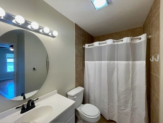 Building Photo - Updated 1 bedroom / 1 bath Condo with Amenities!