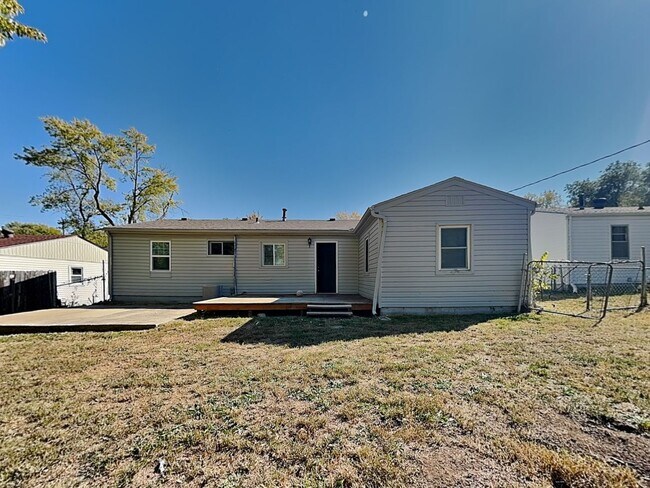 Building Photo - Beautiful 4BR 1BA Home w/  Granite Counters, Stainless Steel Appliances and Big Backyard in Grand...