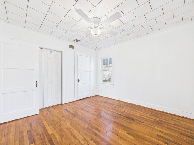 Building Photo - 714 St Thomas St