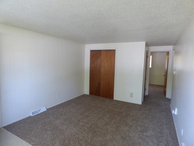 Building Photo - 2 Bed/1 Bath Duplex in Longmont