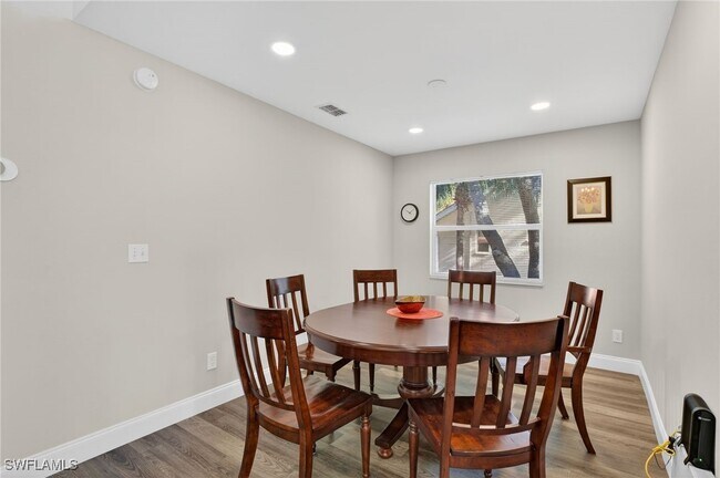 Building Photo - 209 Robin Hood Cir