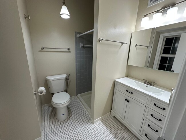 Building Photo - Beautifully remodeled 3-bed 2.5-bath Townh...