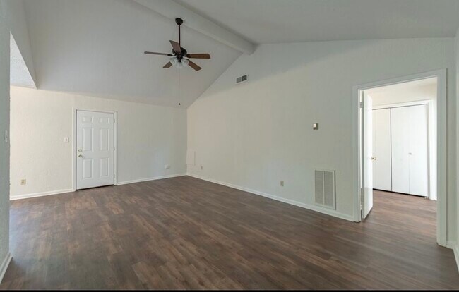 Building Photo - 1415 Holik Dr
