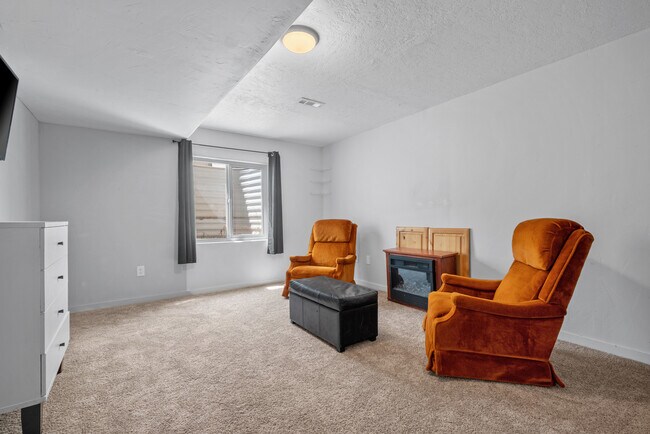Building Photo - 1396 S Lukas Ln