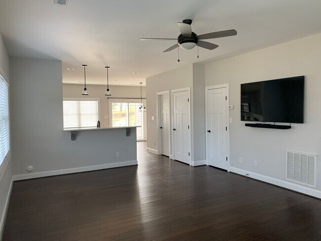 Building Photo - Cornerstone Townhomes-Convenient Timberlake Area