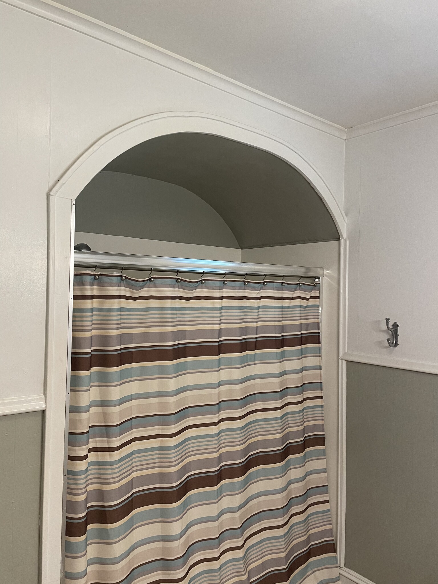 Large shower/tub with arch - 211 Davis St