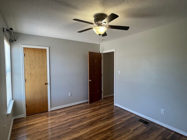 Building Photo - 1805 Whispering Oaks Ln