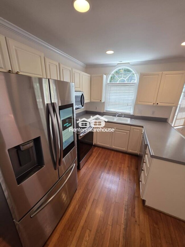 Building Photo - Lovely 3 bedroom, 2 1/2 Bath home in popul...