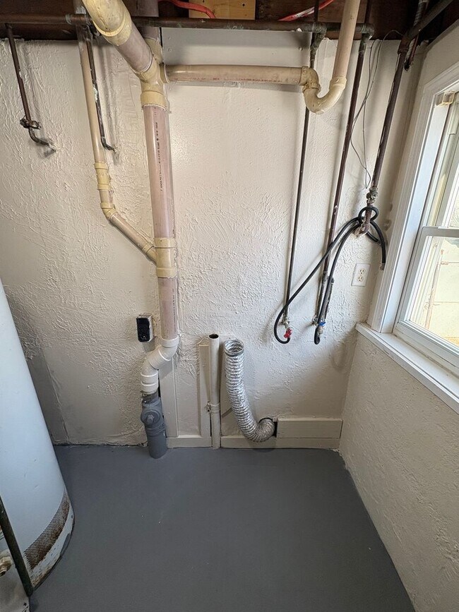 Building Photo - Spacious and charming 4 Bed Home in Convenient West Toledo Location