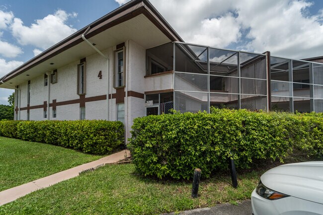 Building Photo - 4 Greenway Dr