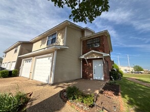 Building Photo - TOWNHOME IN NORTH BOSSIER