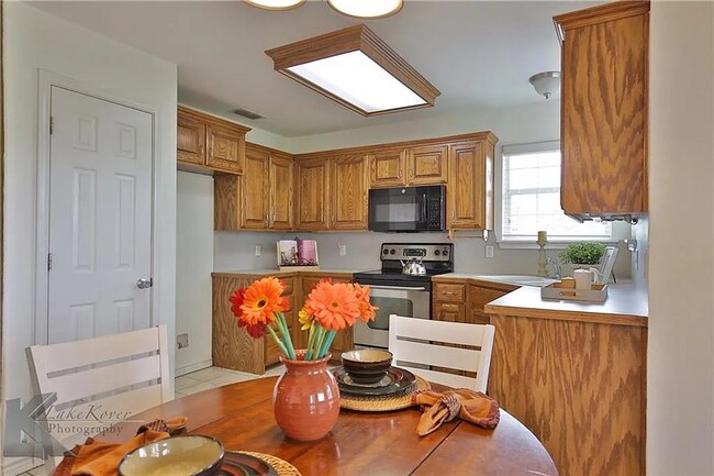 Building Photo - Cute 3-bedroom, 2-bath home