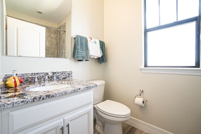 Building Photo - 3/2.5 Beautiful Model Townhome with Screened Courtyard & 2 Car Garage