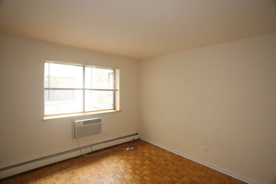 Building Photo - 513 W Briar Pl