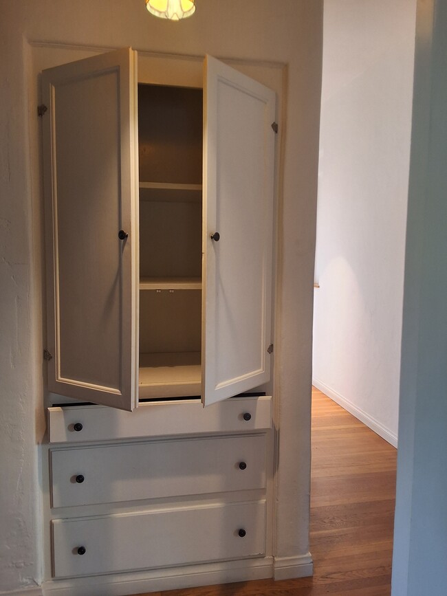 Closet-Built-in - 5251 W 9th St