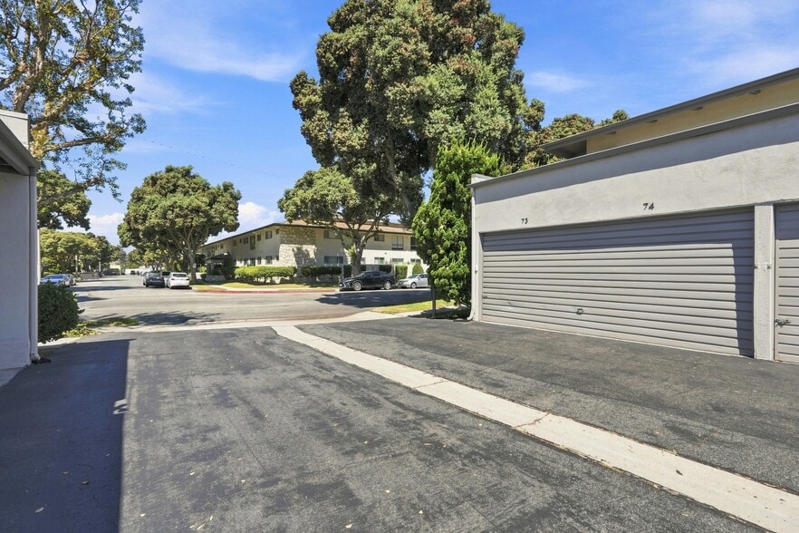 Building Photo - 3030 Merrill Dr