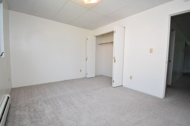 Building Photo - Pet Friendly! Garden Level 2 Bedroom in a ...