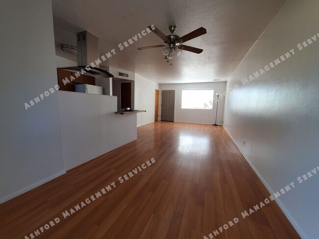 Building Photo - 3 BEDROOM HOME WITH HUGE BACKYARD/GARDEN AREA