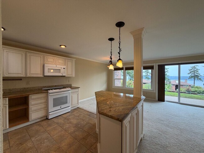 Building Photo - Mukilteo View Condo