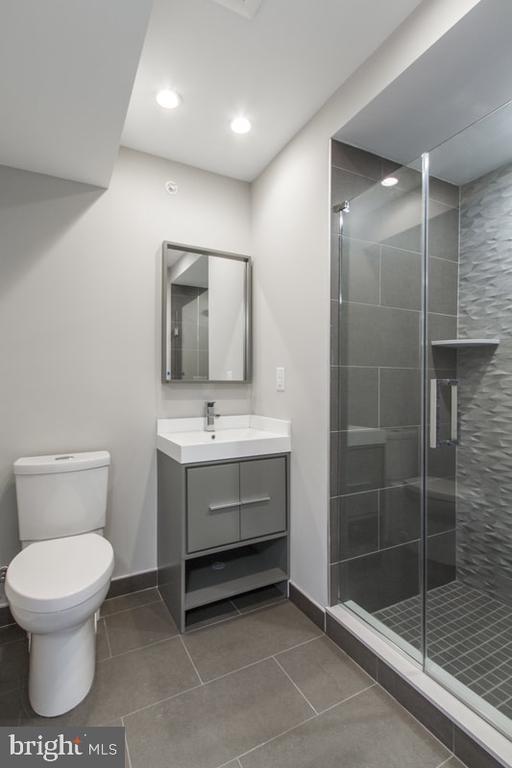 Building Photo - 712 S Sartain St