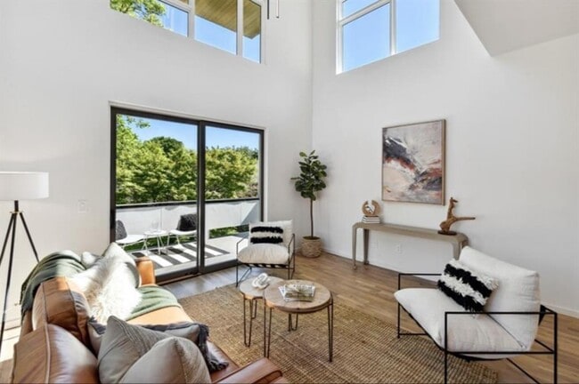 Building Photo - 536 Highland Ave NE