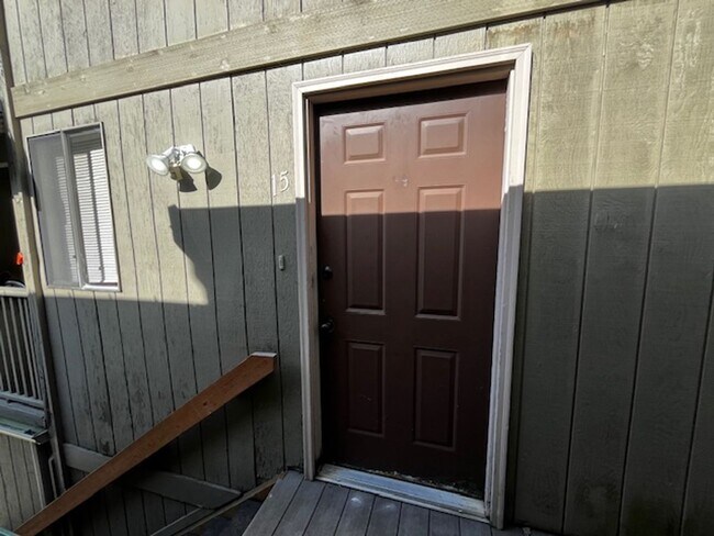 Building Photo - 2 Bedroom 1.5 Bath Townhouse Close to WWU ...