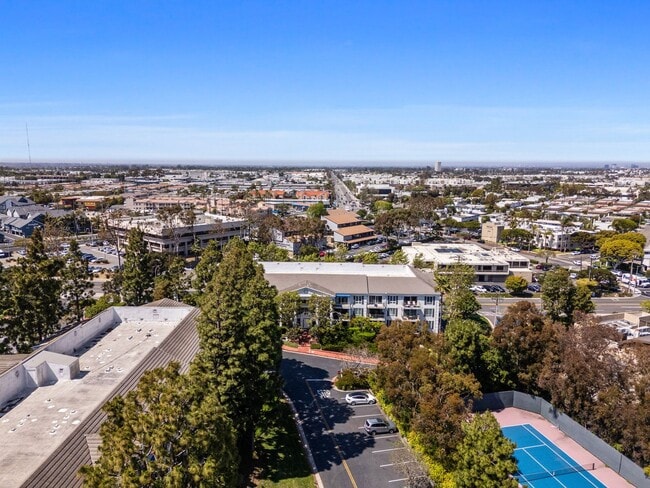 Building Photo - Updated Versailles Condo in Newport Beach
