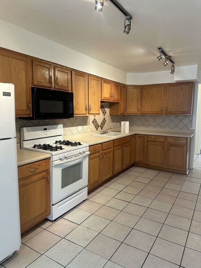 Building Photo - 5826 N Broadway