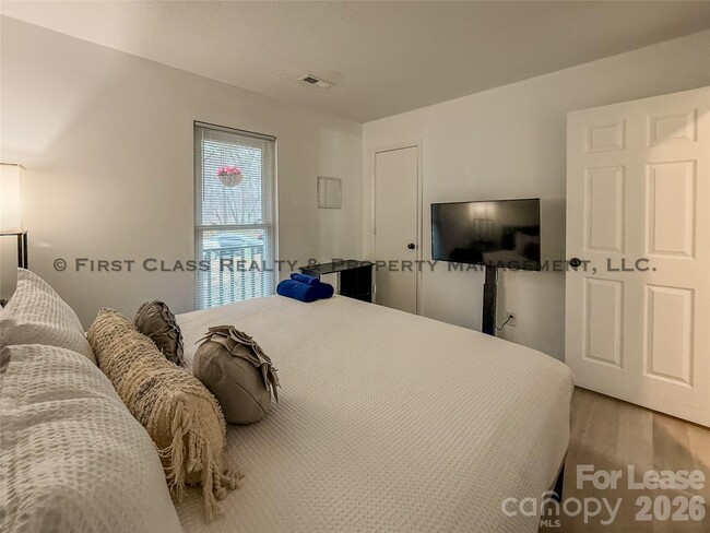 Building Photo - 5819 Woodrock Ct