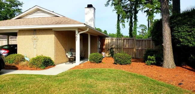 Side front yard (HOA maintained) - 307 Halyard Ct