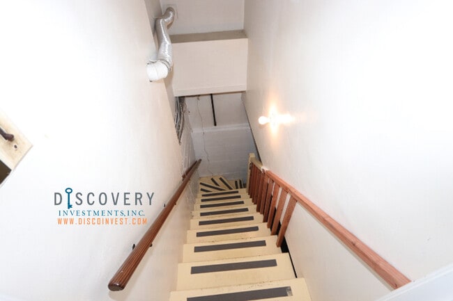 Building Photo - Oakmore Ranch Style Home