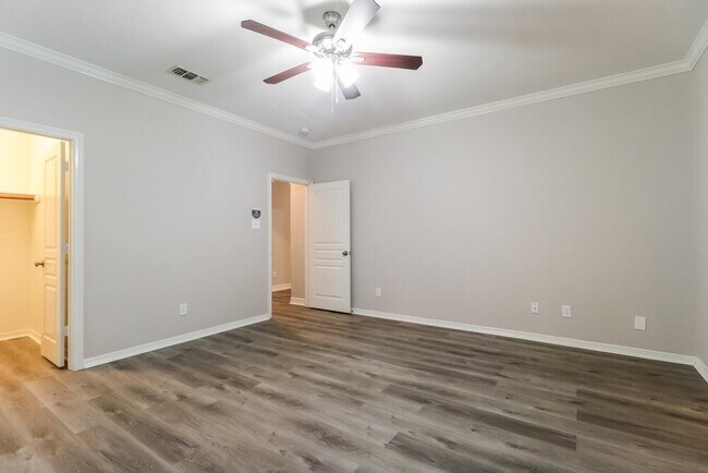Building Photo - 606 Paradise Ln