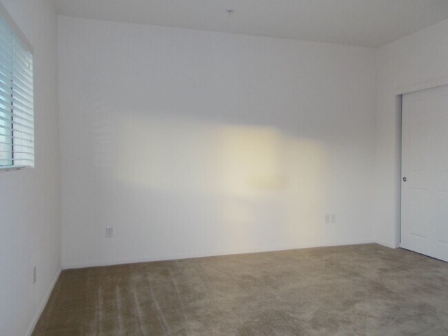 Building Photo - 3550 Bay Sands Dr