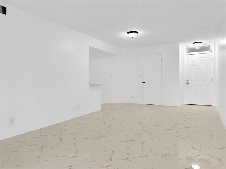 Building Photo - 211 Lake Pointe Dr