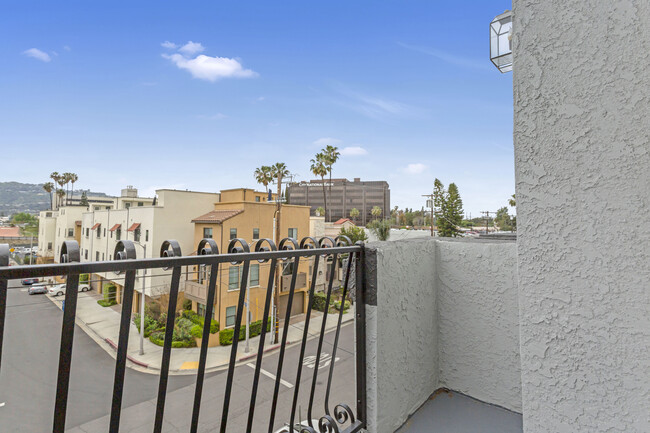 Building Photo - 10823 Hortense St