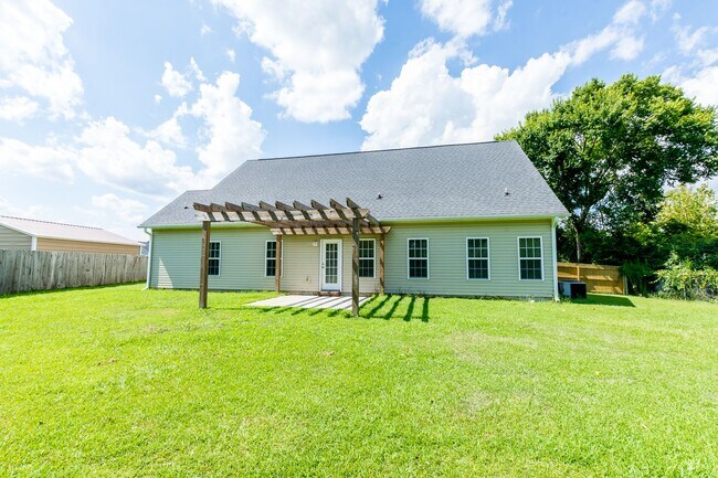 Building Photo - 3 Bedrooms and a bonus room in Richlands (Will include lawn service with increased rents)
