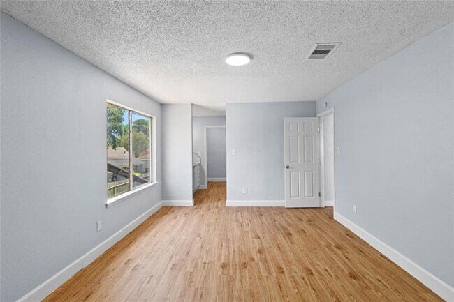 Building Photo - Affordable 5BD/2BA single-family house!